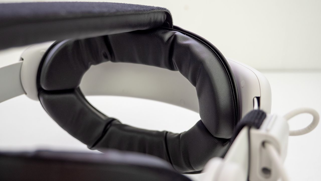 The back padding of the KIWI Design elite battery strap for Meta Quest 2