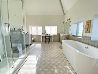 The master ensuite at Morveren House