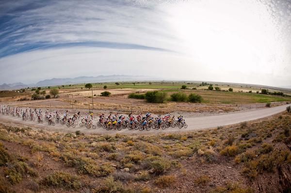 Riders leave Calitzdorp during stage 2