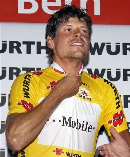 Jan Ullrich (T-Mobile) zips up the leader's jersey that counts