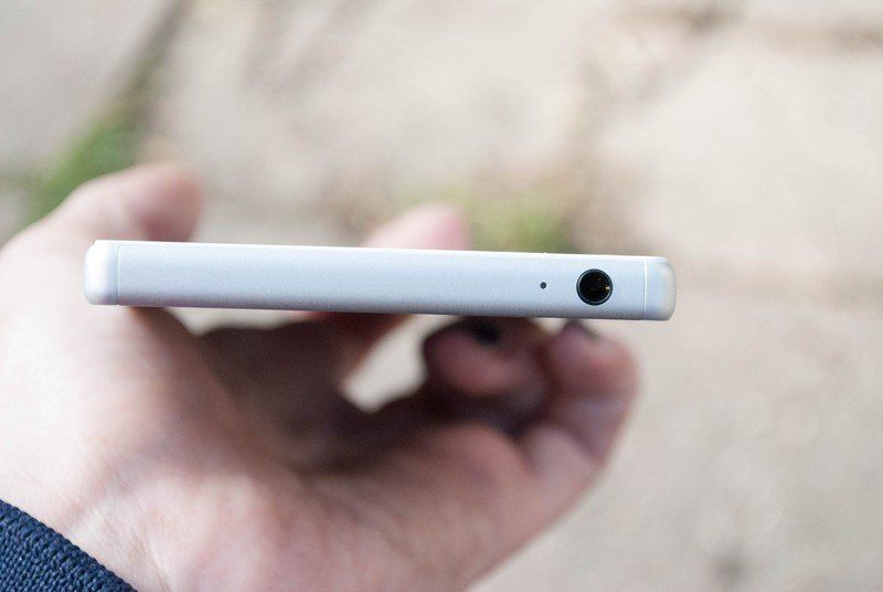 Headphone jack