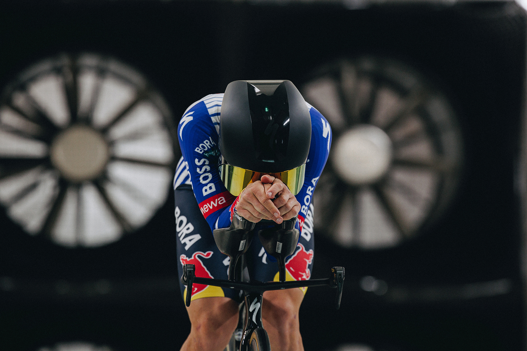 Remco on a bike in the 'wintunnel' at Specialized