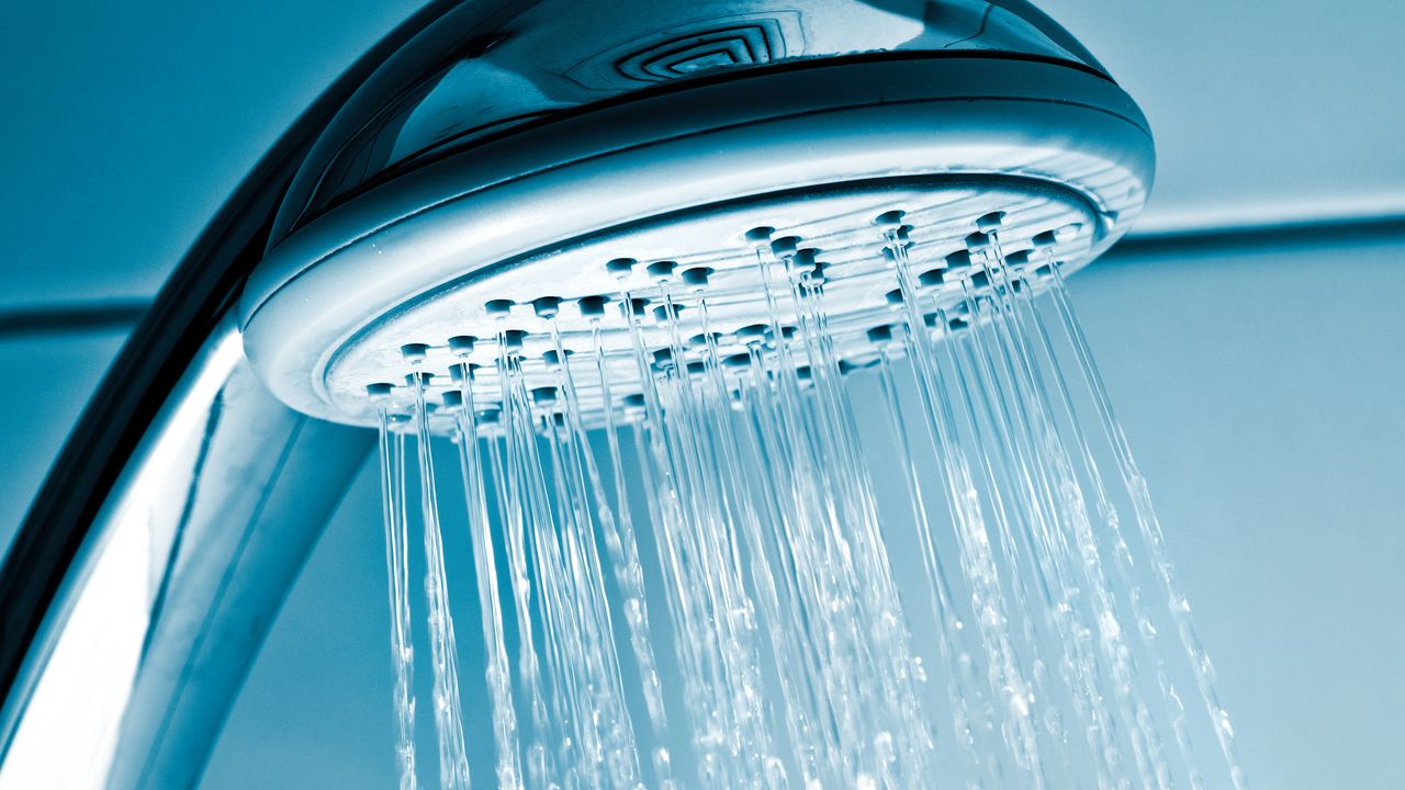 Running showerhead with water spray