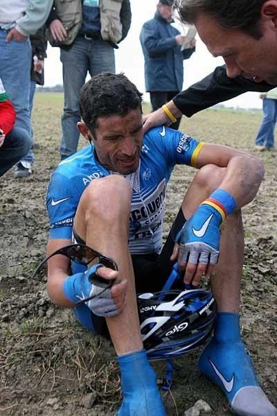 Johan Bruyneel checks on Hincapie who crashed due to the steering tube breaking apart.