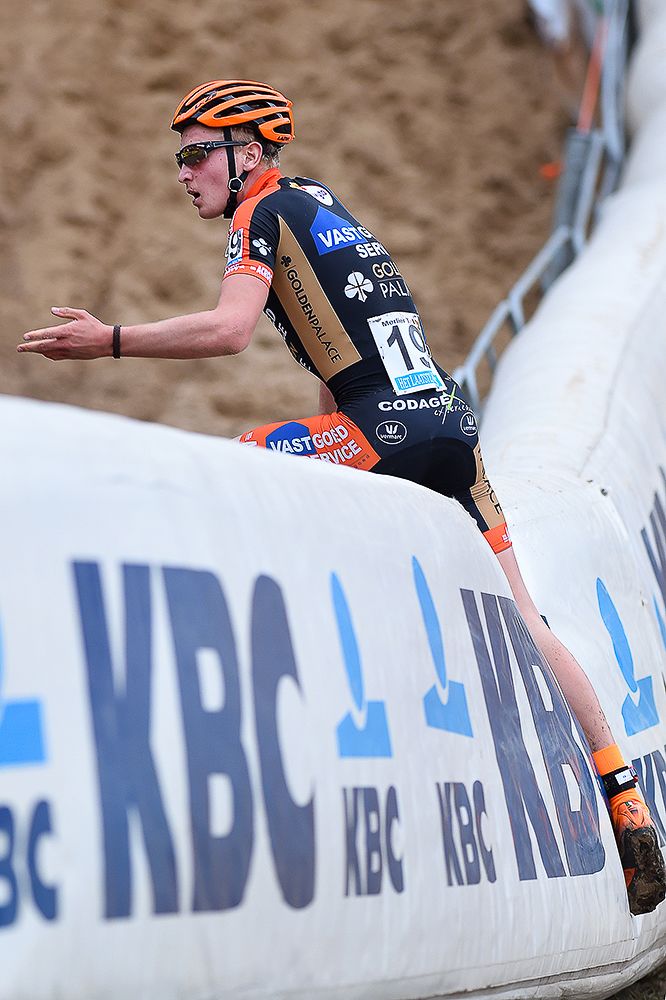 Tim Merlier (Bel) havving difficulties.