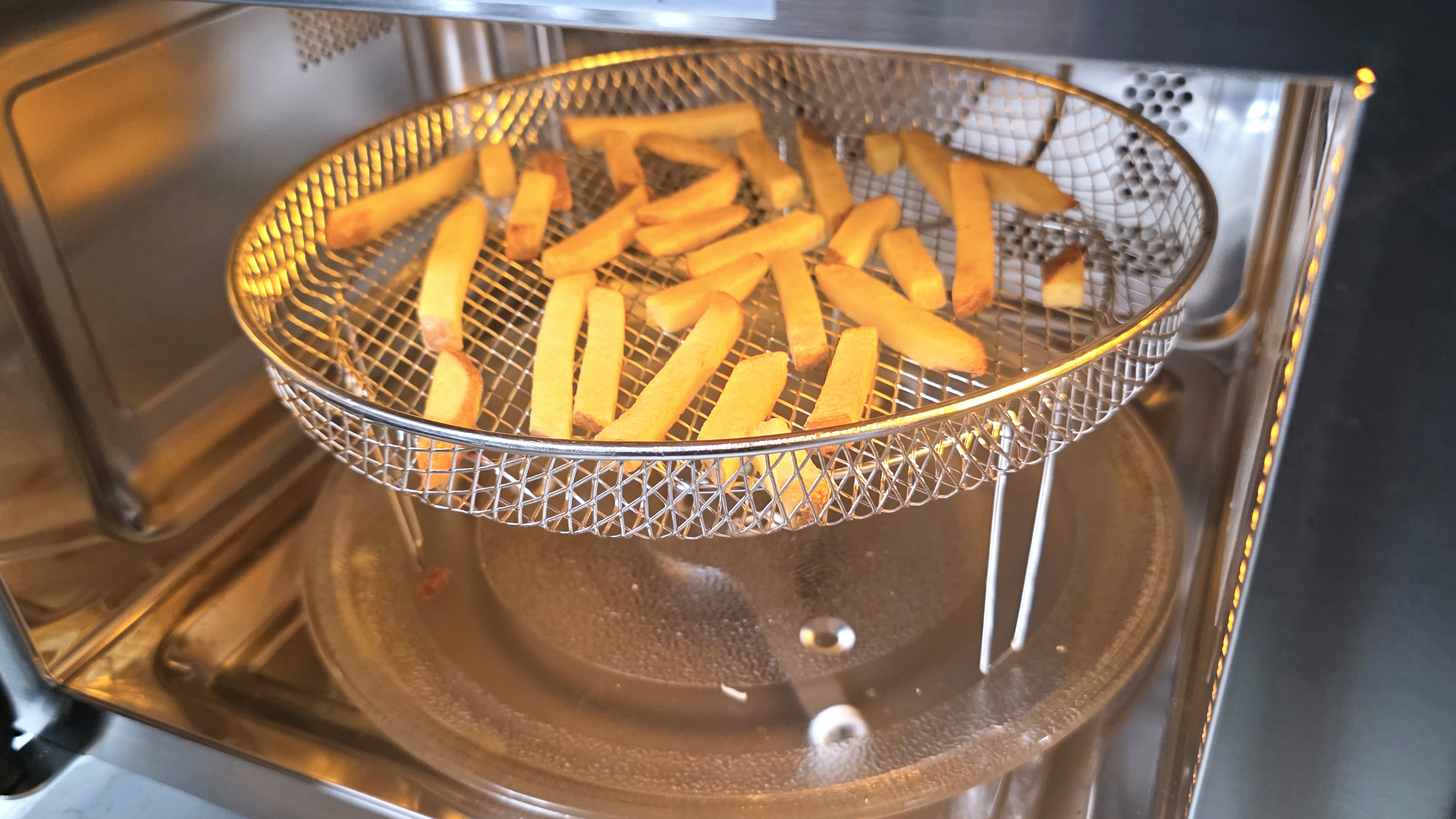 G&amp;Aring;TEBO french fries and chicken