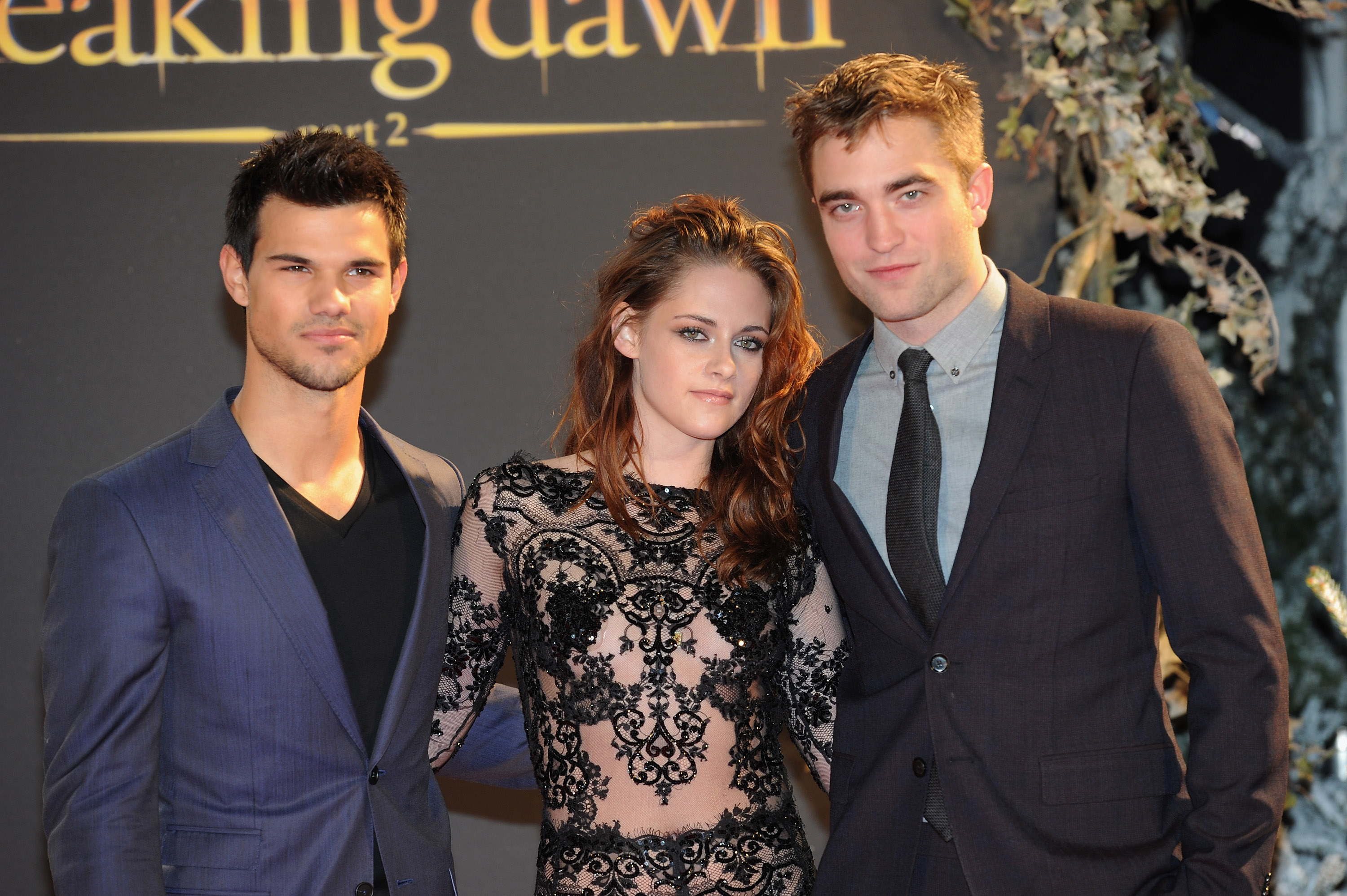 10 Years Later Check Out Robert Pattinson Kristen Stewart And More At The Twilight Breaking