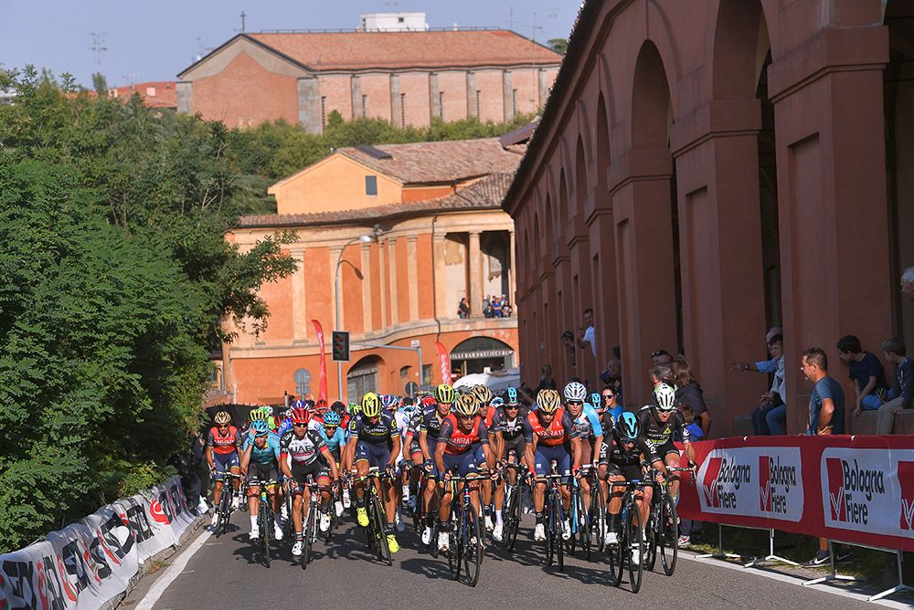 The peloton in action in Giro dell'Emilia