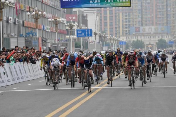 Dene Rogers (Giant Asia Racing Team) wins the sprint and celebrates with a dive
