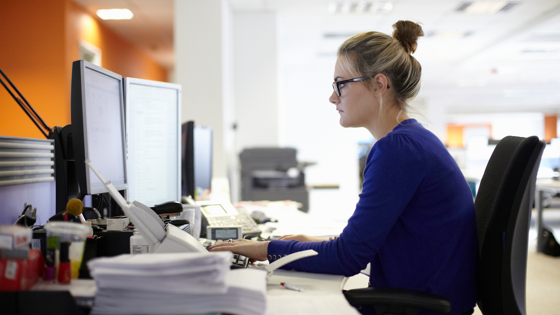 mujer trabajando en su escritorio