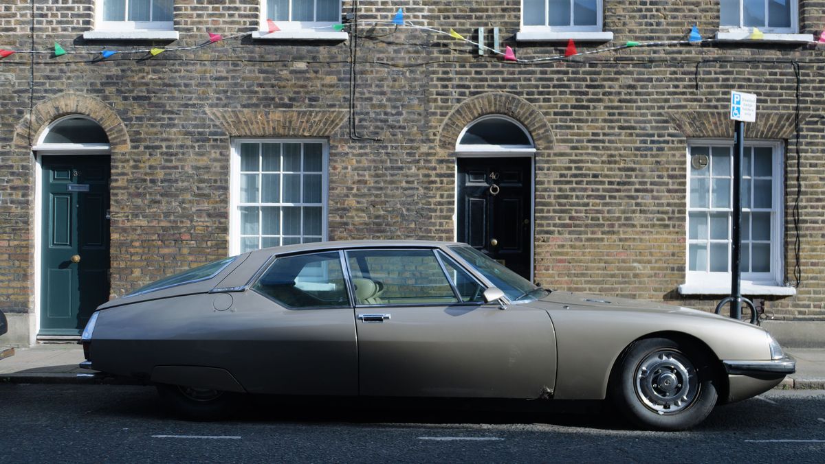 Panasonic Lumix L10 image gallery: a sidewalk in London with a parked classic car in front of old house front and windows