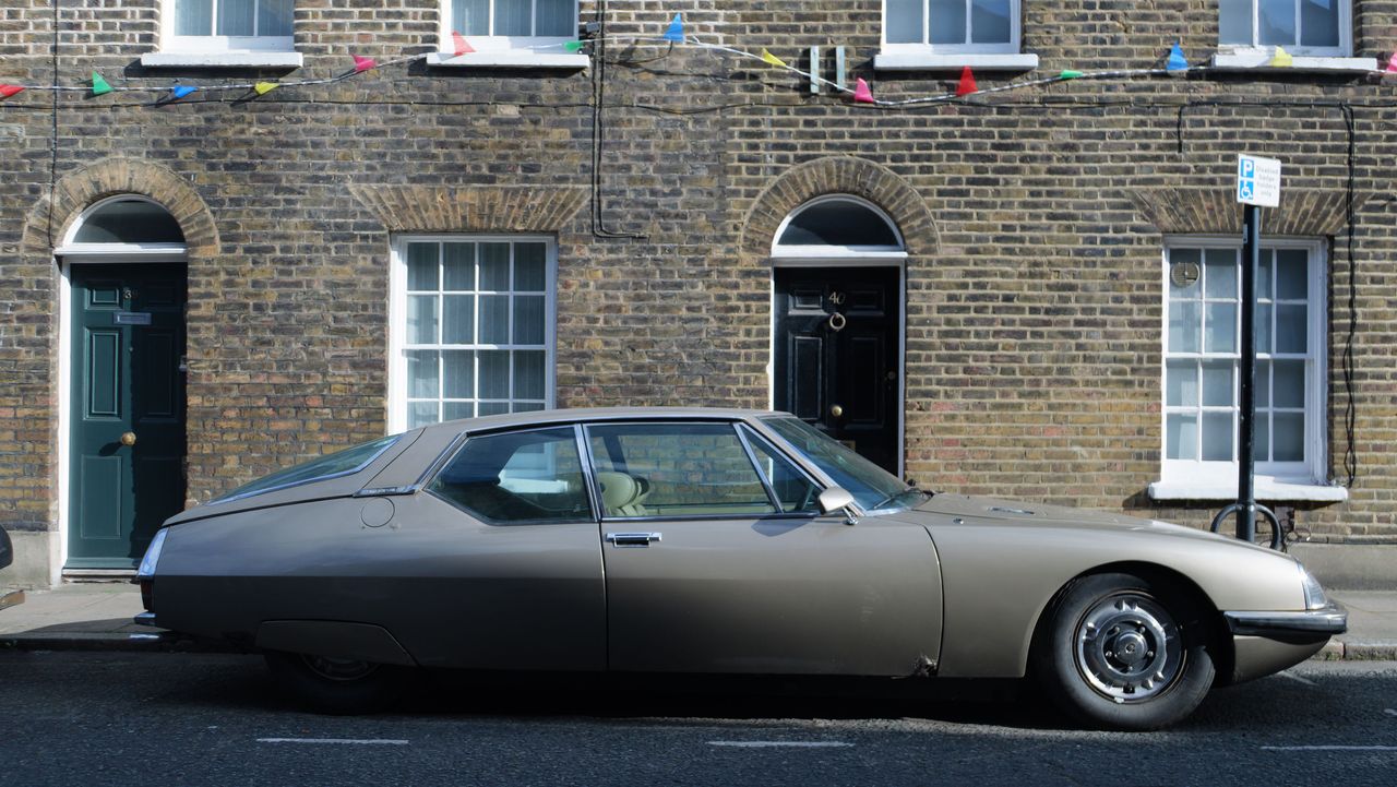 Panasonic Lumix L10 image gallery: a sidewalk in London with a parked classic car in front of old house front and windows