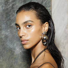 A model backstage with glowy skin - base bronzing - GettyImages-2173798524