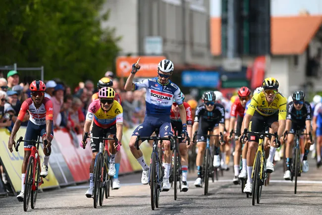 Julian Alaphilippe vince a La Chaise-Dieu (foto: Getty Images)