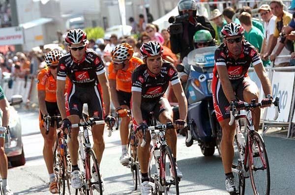 Pereiro (centre) rides to the finish