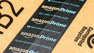 Amazon Prime Paket mit gebrandetem Klebeband