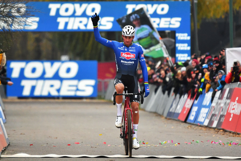 Live: UCI Cyclocross World Cup Round 8 – Antwerp, Belgium- Sunday