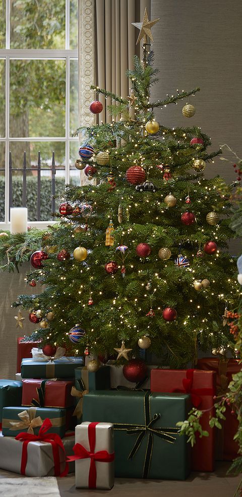 The Autumn Christmas Tree Is The Alternative Christmas 2022 Decorating Trend Christmas Tree Trends 2021 - The Colors And Decorations To Use This Year |  Livingetc