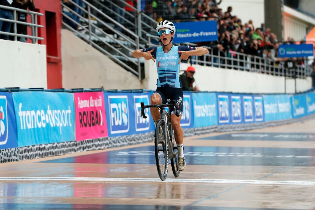 ROUBAIX FRANCE OCTOBER 02 Elisabeth DeignanArmitstead of United Kingdom and Team Trek Segafredo celebrates winning in the Roubaix Velodrome Vlodrome Andr Ptrieux during the 1st ParisRoubaix 2021 Womens Elite a 1164km race from Denain to Roubaix ParisRoubaixFemmes ParisRoubaix on October 02 2021 in Roubaix France Photo by Bas CzerwinskiGetty Images