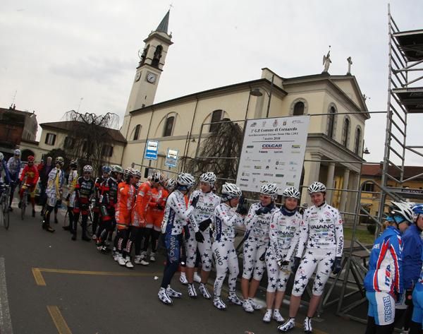 Riders sign on