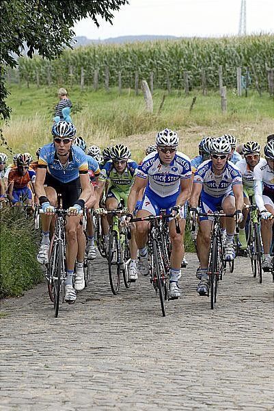 The peloton takes the Kwaremont at a steady pace.