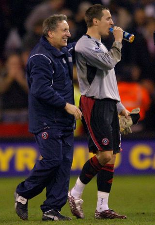 Sheffield United boss Neil Warnock celebrates victory over Arsenal with stand-in goalkeeper Jagielka in 2006