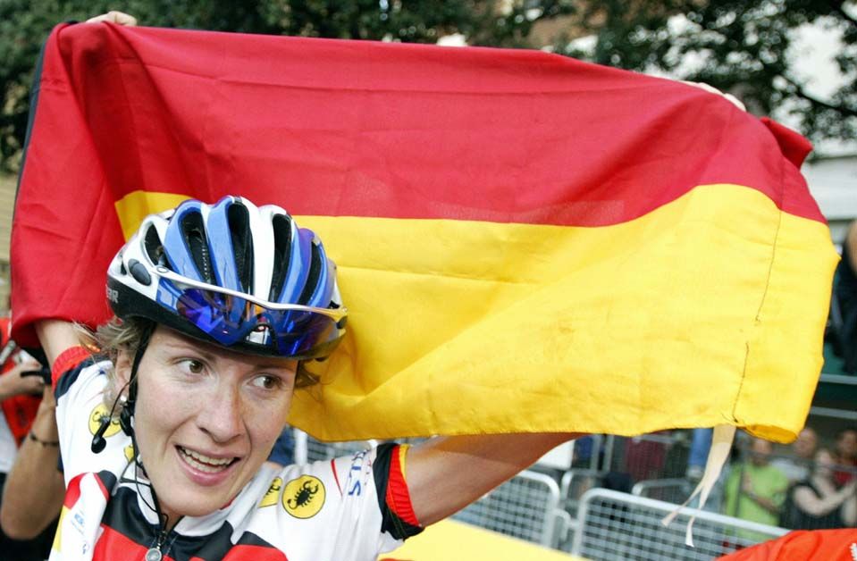 Judith Arndt with the German flag after winning in 2004