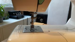 sewing machine review Janome 2200XT: a photo of a sewing machine on a kitchen table