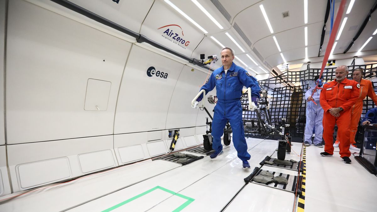 Photo of Regardez des scientifiques transformer un avion en laboratoire de recherche sur la gravité lunaire (vidéo)