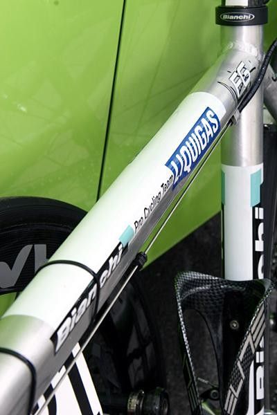 The top tube flutes out to a teardrop shape