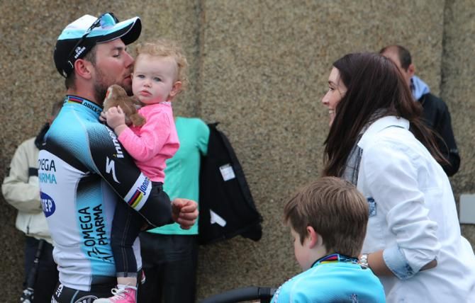 Sweet kisses from Daddy and Mark Cavendish joins his family at the end of the race