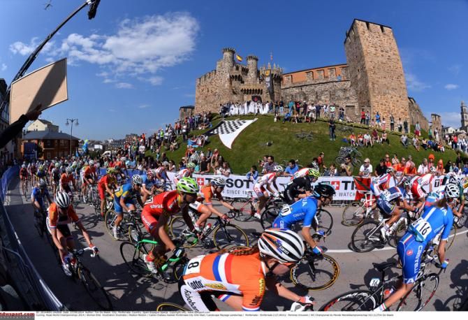 The peloton passes the Ponferrada castle