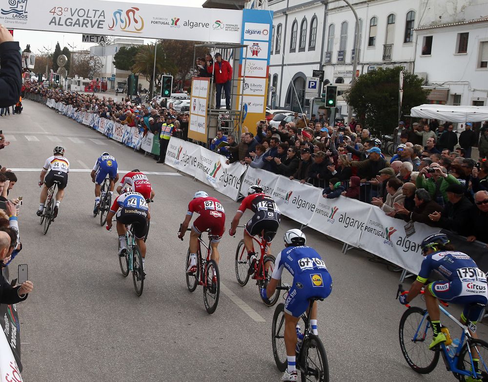 The sprinters approach the line at the end of stage 1 at Volta ao Algarve