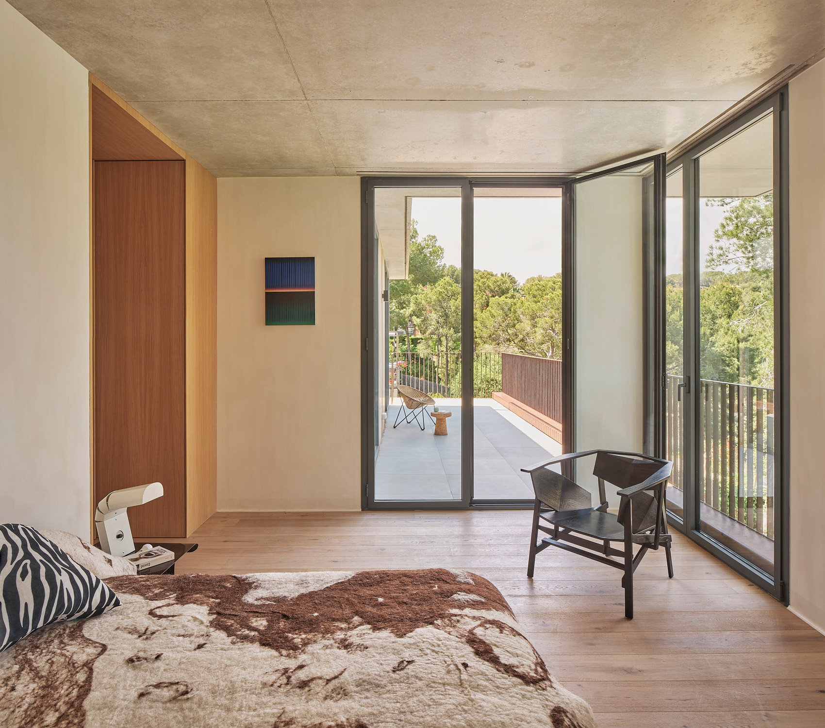 Spanish house Cala Tamarit, textured house among nature