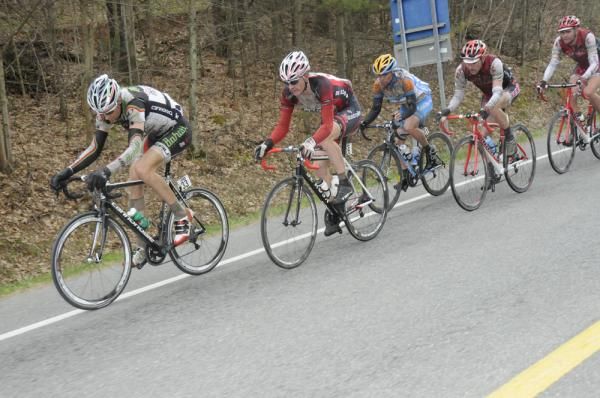 Jason Donald (Bahati Foundation) leads Aaron Kemps (Fly V Australia), Caleb Fairly (Holowesko Partners) and Kenda p/b Gear Grinder teammates Nick Waite and Phil Gaimon in the 11-man break