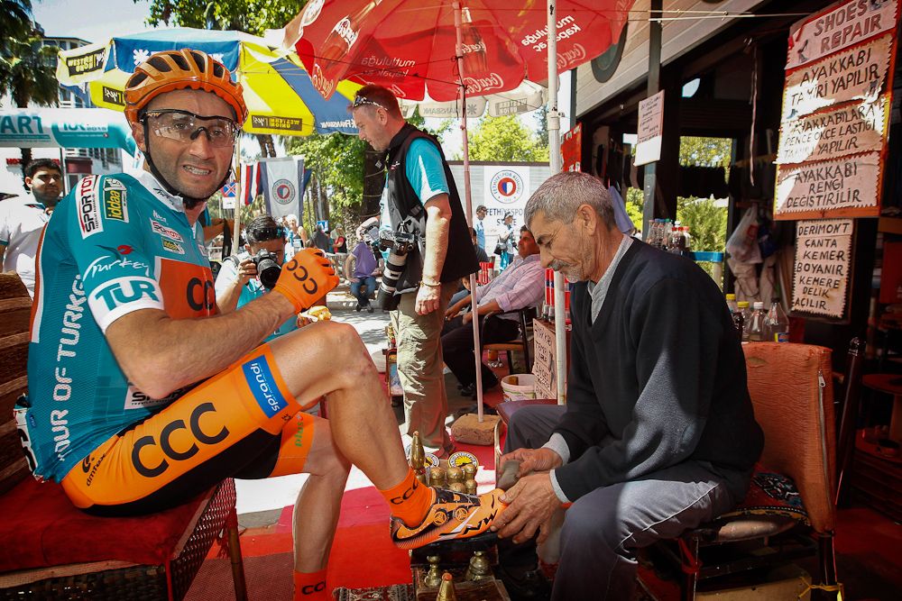 Race leader Davide Rebellin gets a shoe shine before the start.