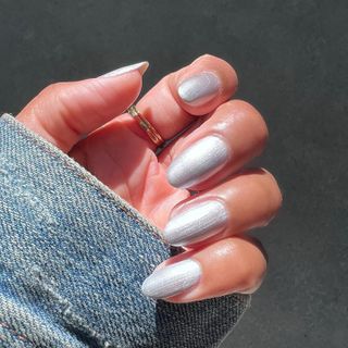 @themaniclub silver nails