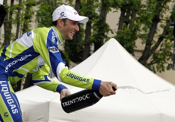 Ivan Basso (Liquigas-Doimo) opens champagne after his team won the time trial.