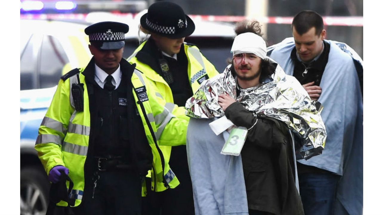 Police help wounded after Westminster attack