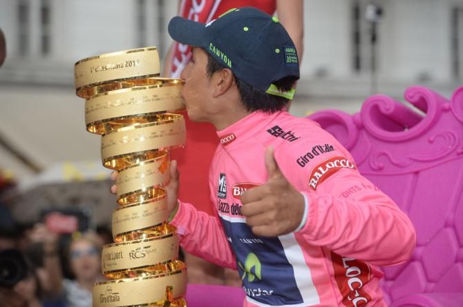 Nair Quintana kisses his new trophy