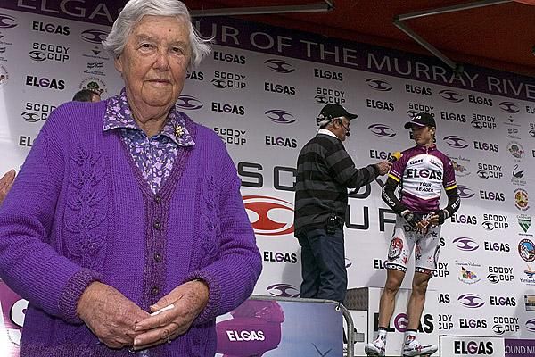 Purple power: Even the locals were into the spirit of the Tour leader's jersey as new leader David Tanner (NSWIS) was presented with his on the podium in Swan Hill.