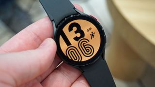 El Samsung Galaxy Watch 4 en la mano de alguien