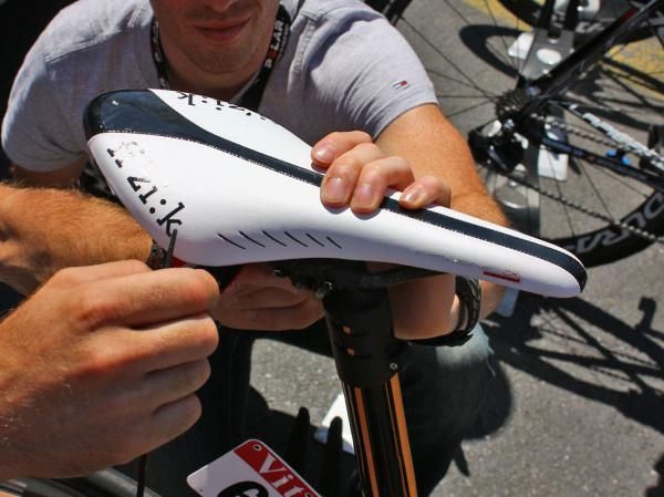 Wesley Sulzberger's (Francaise des Jeux) Lapierre Xelius is topped with a fi'zi:k Arione saddle.