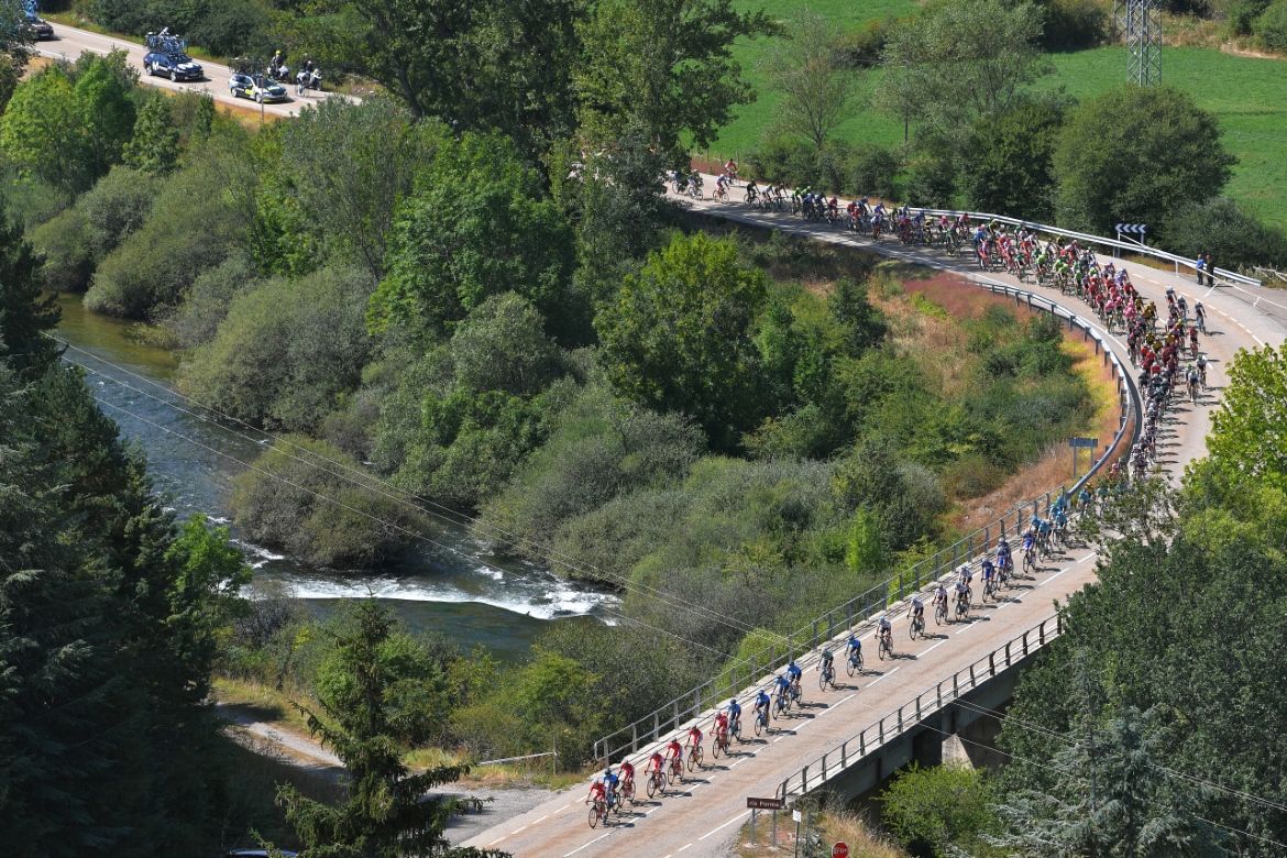 The peloton snakes out