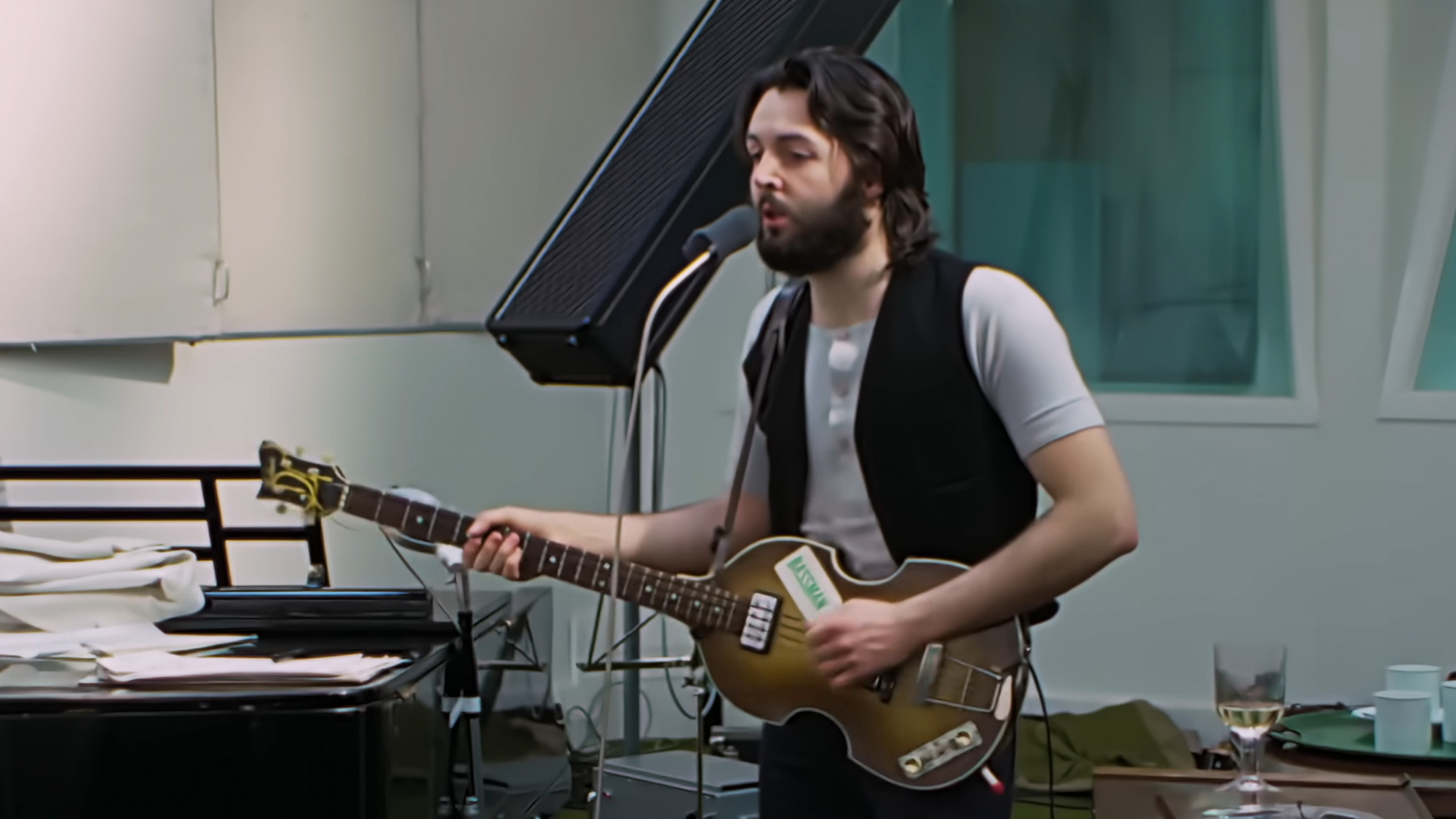 Paul McCartney playing bass and singing in Teh Beatles: Get Back