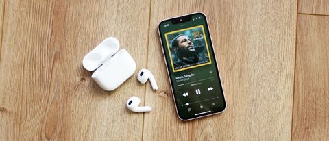 Apple Airpods 3. generation ved siden af ​​en iphone 13 mini