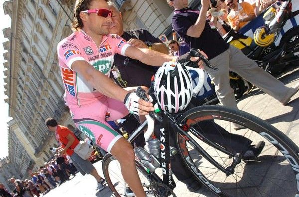 Danilo Di Luca on his way to sign in for stage 11.