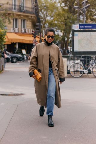 Die Zuschauer der Paris Fashion Week trugen Mäntel mit Stehkragen.