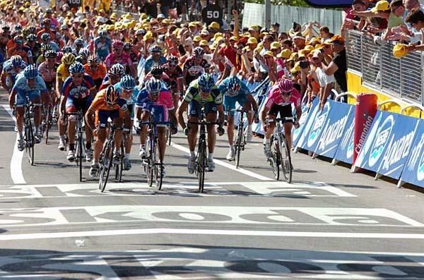 Freire comes up fast on the right of Bennati and Pozatto, but was too late