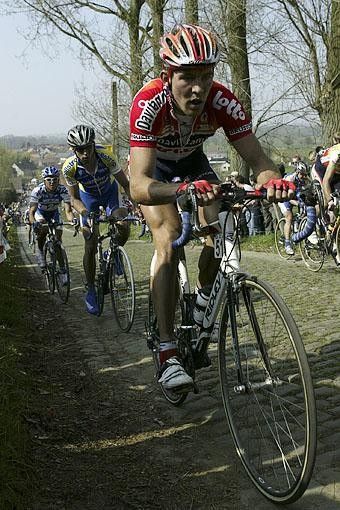 Wim de Vocht (Davitamon-Lotto) takes the gutter option on the Koppenberg